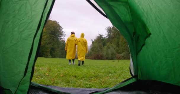 Uitzicht Vanuit Tent Van Twee Zorgeloze Ontspannen Vrouwen Gele Regenjassen — Stockvideo