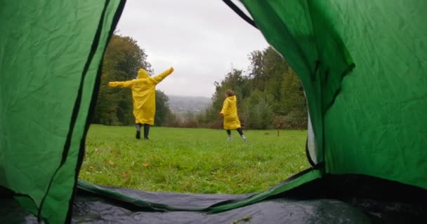 快乐而兴奋的年轻女子在森林的草地上奔跑 在群山中放声大笑 从快乐的白人游客在户外度假时的帐篷里观看 Cinema Prores — 图库视频影像