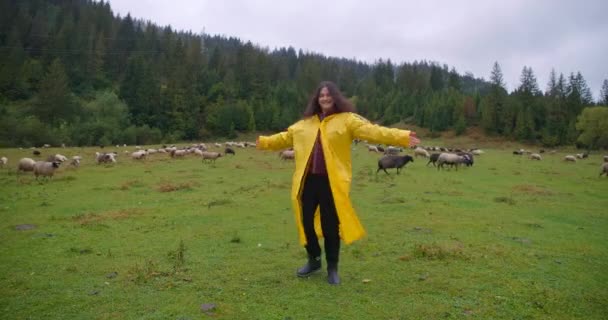 Joven Mujer Emocionada Girando Sonriente Mirando Cámara Prado Del Bosque — Vídeo de stock