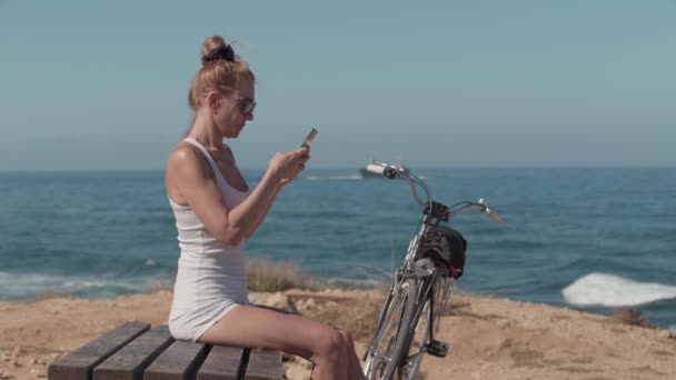 Side View Portrett Slank Kvinne Teksting Smarttelefon App Sittende Benk – stockvideo