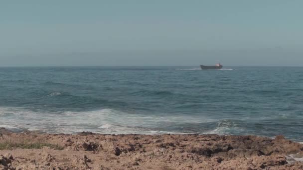 Malownicze Wybrzeże Morza Śródziemnego Wrakami Statków Wodzie Prawej Stronie Szerokie — Wideo stockowe