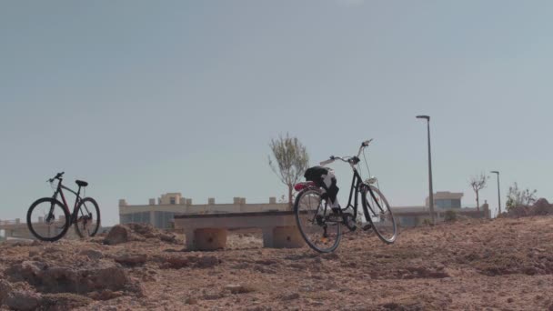 Szerokie Ujęcie Rowerów Słońcu Ośrodku Cyprze Brak Ludzi Skalistej Plaży — Wideo stockowe