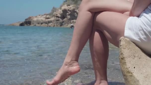 Side View Slanke Gebruinde Vrouwelijke Benen Achtergrond Van Zonnige Oceaanbaai — Stockvideo