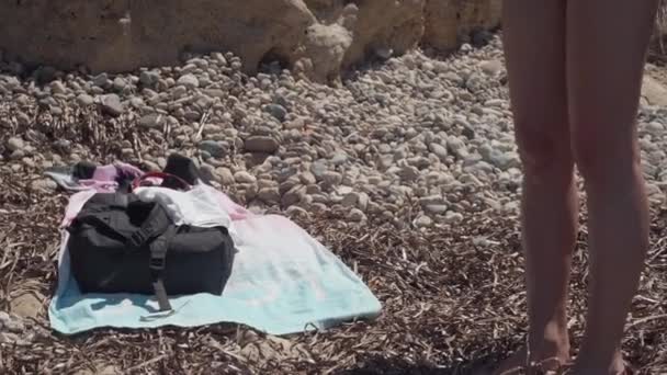 Güneşli Bir Yaz Günü Kumsalda Bronzlaşmış Ince Kadın Bacakları Tanımlanamayan — Stok video