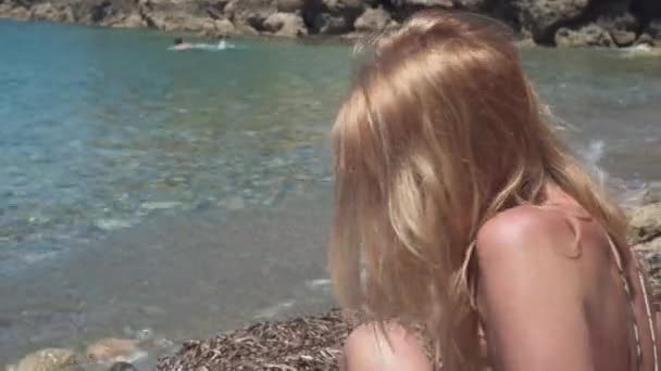 Slank Gebruinde Vrouw Liggend Rotsachtige Kust Van Middellandse Zee Als — Stockvideo