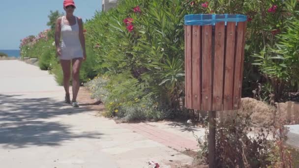 Καυκάσιος Τουρίστας Που Περπατάει Από Θάλασσα Μαζεύοντας Σκουπίδια Πετώντας Σκουπίδια — Αρχείο Βίντεο