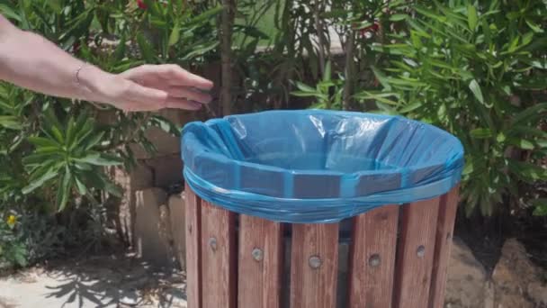 Κοντινό Γυναικείο Χέρι Πετάει Σκουπίδια Στον Σκουπιδοτενεκέ Όταν Φεύγει Ήλιος — Αρχείο Βίντεο