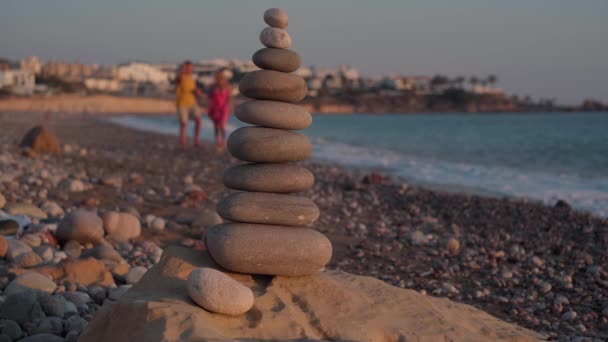 Torre Primer Plano Piedras Playa Del Mar Mediterráneo Feliz Pareja — Vídeos de Stock