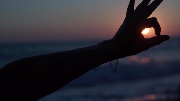 Silhouet Van Slanke Vrouwelijke Hand Die Rode Zonsondergang Zon Cirkel — Stockvideo