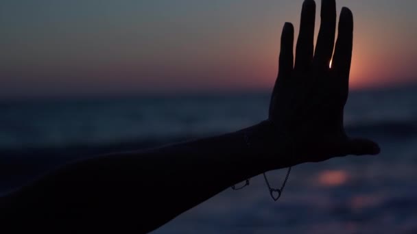 Akdeniz Üzerinde Günbatımının Karanlığında Kızıl Güneşi Kapatan Beyaz Kadın Eli — Stok video