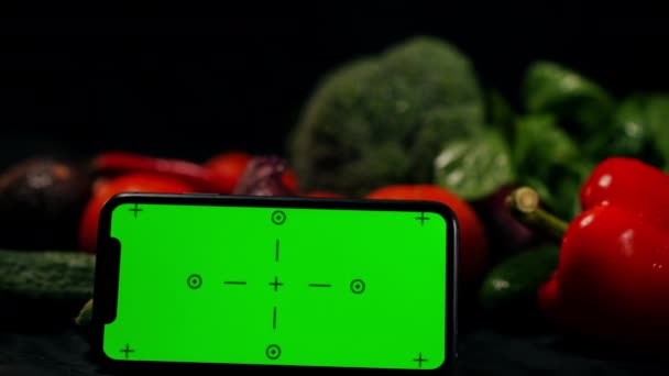Szekrény Zöld Képernyő Okostelefon Hátterében Hazai Organikus Zöldségek Fekete Háttér — Stock videók