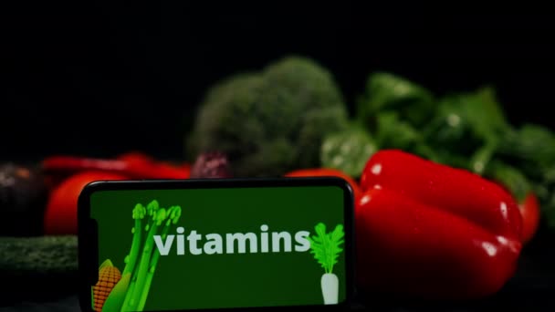 Vitaminok Hirdetés Okostelefon Érintőképernyős Alkalmazás Hátterében Egészséges Zöldségek Sötétben Közelkép — Stock videók