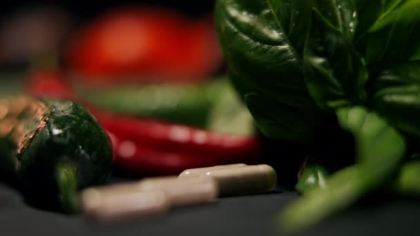 Close Pílulas Suplemento Nutricional Caindo Sobre Mesa Com Legumes Saudáveis — Vídeo de Stock