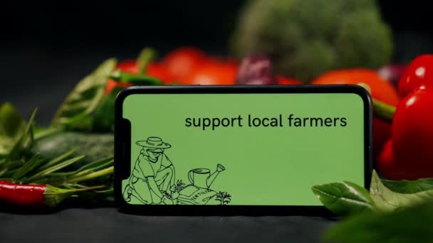 Close Apoie Anúncio Agricultores Locais Tela Smartphone Fundo Vegetais Frescos — Vídeo de Stock