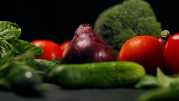 Tomates Vermelhos Caindo Câmera Lenta Mesa Com Legumes Fundo Preto — Vídeo de Stock
