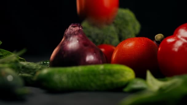 遅い動きに落ちる赤いトマトとテーブルの上に野菜を閉じます おいしい有機食品のクローズアップ — ストック動画