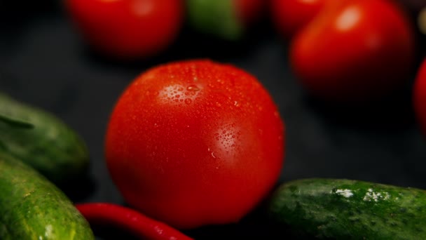 水中の赤いトマトのクローズアップは ゆっくりとした動きの中で野菜が転がり落ちる おいしい有機健康食品の閉鎖 — ストック動画