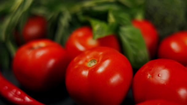 在篮子里放上绿叶的红色番茄 特写美味的有机健康营养食品配料用摄像机从左到右慢镜头拍摄 — 图库视频影像