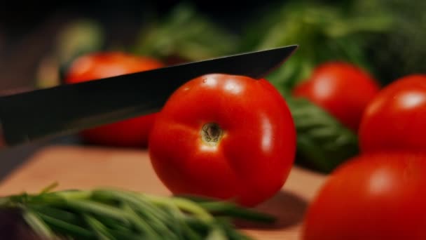 スローモーションで赤い熟したトマトを切るクローズアップナイフ おいしい栄養価の高い有機製品の閉鎖 — ストック動画