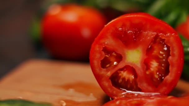 健康的な野菜を背景に木製のまな板にジューシーな赤いトマトとライブカメラのパンニング 屋内で美味しい栄養価の高い野菜をクローズアップ — ストック動画