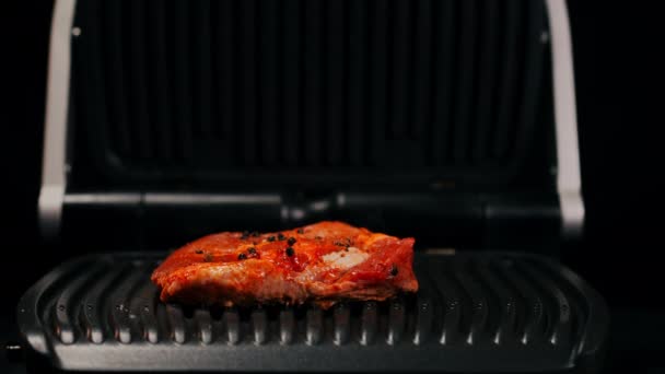 水滴落在烧烤架上 冒着浓烟 还有一片多汁的肉烧烤 室内美味佳肴特写 — 图库视频影像