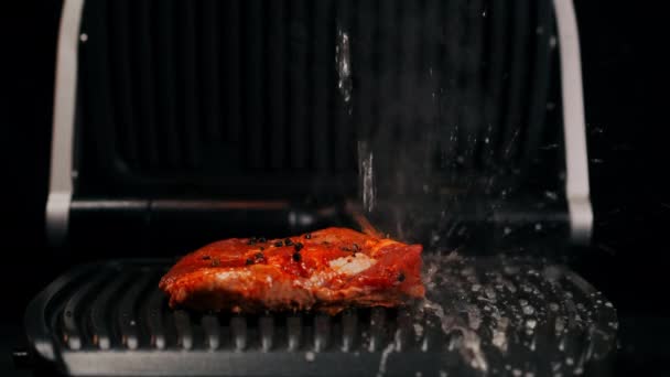 Agua Vertiendo Parrilla Haciendo Humo Delicioso Filete Sabroso Carne Cocina — Vídeos de Stock
