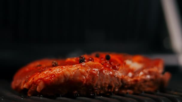 Primo Piano Deliziosa Fetta Carne Alla Griglia Sul Barbecue Con — Video Stock
