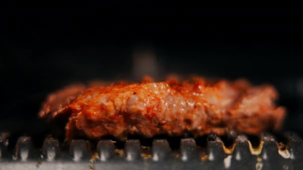 Vista Lateral Primer Plano Delicioso Filete Parrilla Con Cubierta Barbacoa — Vídeos de Stock