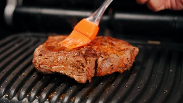 Primer Plano Engrasar Carne Con Aceite Cámara Lenta Barbacoa Primer — Vídeos de Stock