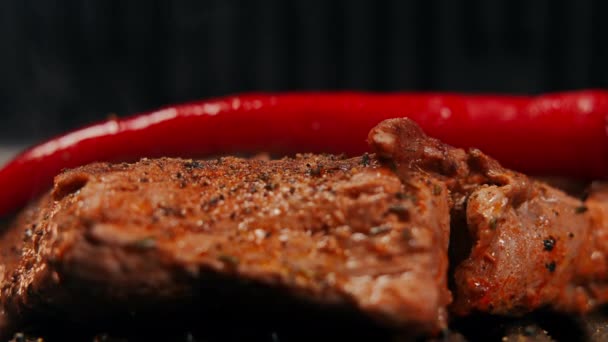 Rempah Rempah Close Ditaburi Steak Dengan Lada Merah Panas Panggangan — Stok Video