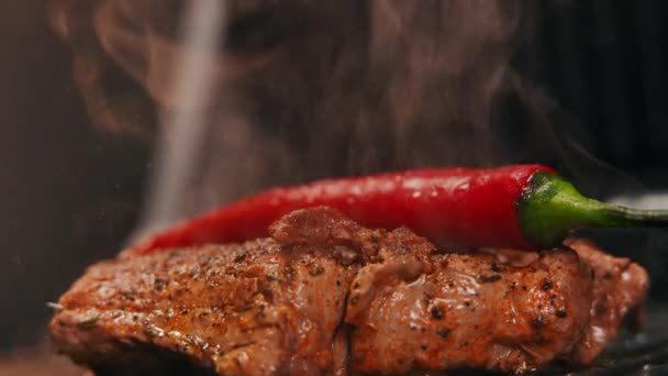 Detailní Uvařený Steak Pálivý Pepř Kouřem Stoupá Zpomaleném Záběru Extrémní — Stock video