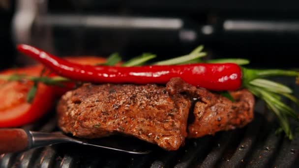 Λαμβάνοντας Νόστιμα Ψητό Κρέας Από Σχάρα Σπάτουλα Αργή Κίνηση Κοντινό — Αρχείο Βίντεο