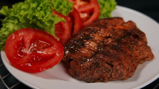 Zoom Primer Plano Sabrosa Carne Parrilla Tomate Crudo Hojas Ensalada — Vídeos de Stock