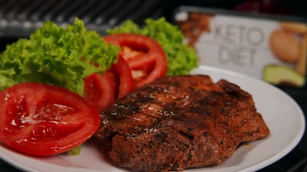 Grillowany Smaczny Kawałek Mięsa Warzywami Talerzu Zbliżenie Dieta Keto Napisana — Wideo stockowe