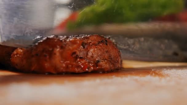 Κοντινό Μαχαίρι Κουζίνας Τεμαχίζοντας Νόστιμο Ψητό Κρέας Bbq Αργή Κίνηση — Αρχείο Βίντεο