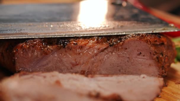 Κοντινό Μαχαίρι Κουζίνας Που Πατάει Ζουμερή Φέτα Ψητό Κρέας Στο — Αρχείο Βίντεο