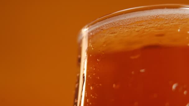 Großes Bierglas Mit Alkohol Der Mit Blasen Übergossen Wird Nahaufnahme — Stockvideo