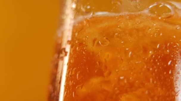 Zbliżenie Mokry Lager Szklanka Złotym Orzeźwiającym Piwem Wylewa Wewnątrz Bąbelkami — Wideo stockowe