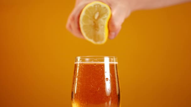 Closeup Bier Glas Met Mannelijke Hand Knijpen Citroensap Alcohol Close — Stockvideo