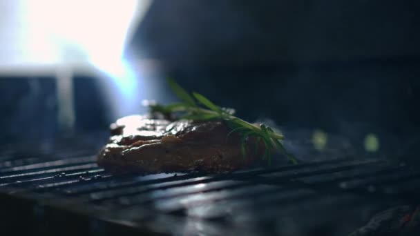 Detailní Masový Steak Kouřící Tmě Grilu Bbq Kouř Stoupá Zpomaleném — Stock video