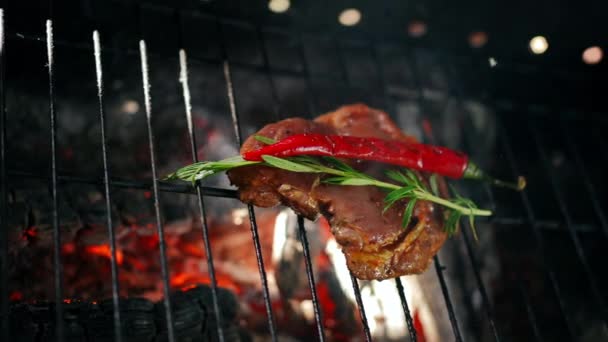 高角度的生肉 辣椒和绿叶烟熏在Bbq上 在烤架上烹调特写美味的野餐餐 — 图库视频影像