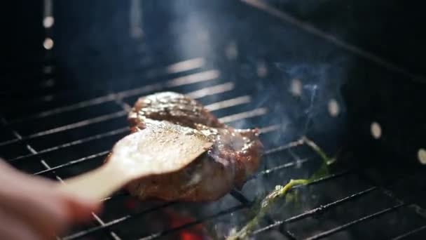 Primer Plano Girando Carne Parrilla Barbacoa Con Espátula Cámara Lenta — Vídeo de stock