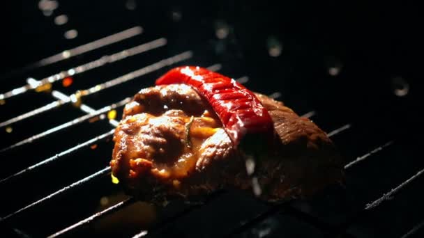 Primer Plano Rebanada Carne Barbacoa Con Salsa Parrilla Pimiento Caliente — Vídeos de Stock