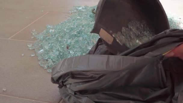 Kvindelige Hænder Indsamling Brudt Glas Med Scoop Placere Papirkurven Affaldssæk – Stock-video
