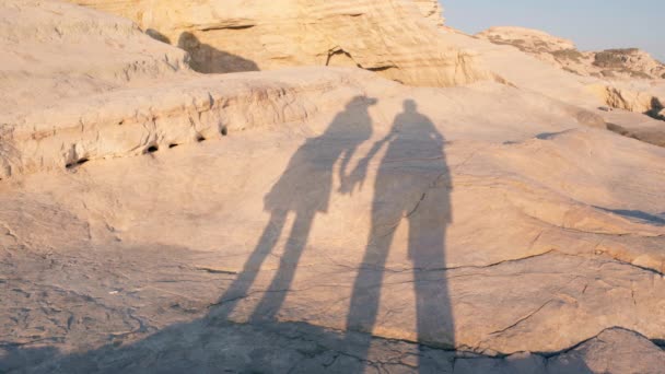 Schatten Eines Verliebten Paares Das Händchen Haltend Auf Weißen Felsen — Stockvideo