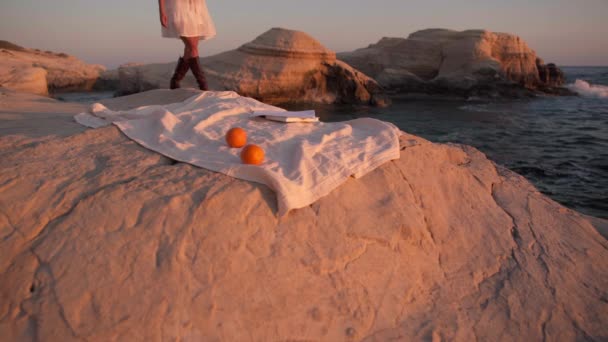 Mandarynki Książki Kamieniu Wybrzeżu Morza Śródziemnego Kobietą Białej Sukience Spacery — Wideo stockowe