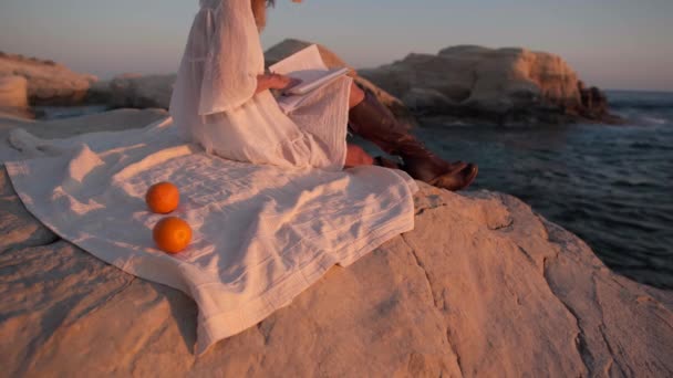 Zbliżenie Pomarańczowe Mandarynki Ręczniku Nierozpoznawalną Kobietą Przewracającą Kartki Książek Czytającą — Wideo stockowe