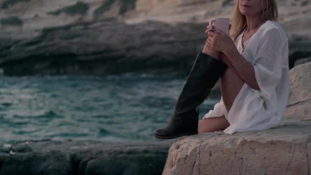 Kenardan Bakıldığında Tanınmayan Çay Içen Bir Kadın Akdeniz Kayanın Üzerinde — Stok video