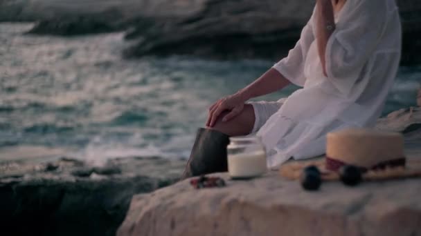 Touriste Féminine Robe Blanche Assise Sur Rocher Droite Dans Baie — Video