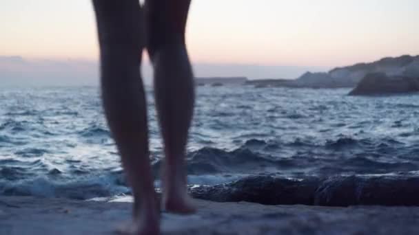 Mujer Caucásica Descalza Caminando Hacia Azul Del Mar Mediterráneo Atardecer — Vídeos de Stock
